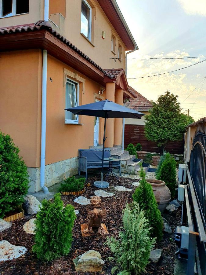 Airport Luxury Apartman 42 Вечийш Екстер'єр фото